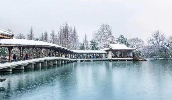 西湖上有幾個小湖(西湖水域分成五個相互連通的大小湖面)